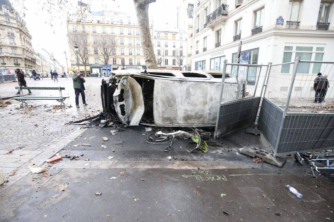 Fransa karıştı! Paris'te PKK destekçileri polisle çatıştı, ortalık savaş alanına döndü 16