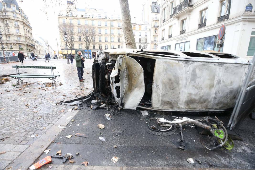 Fransa karıştı! Paris'te PKK destekçileri polisle çatıştı, ortalık savaş alanına döndü 17