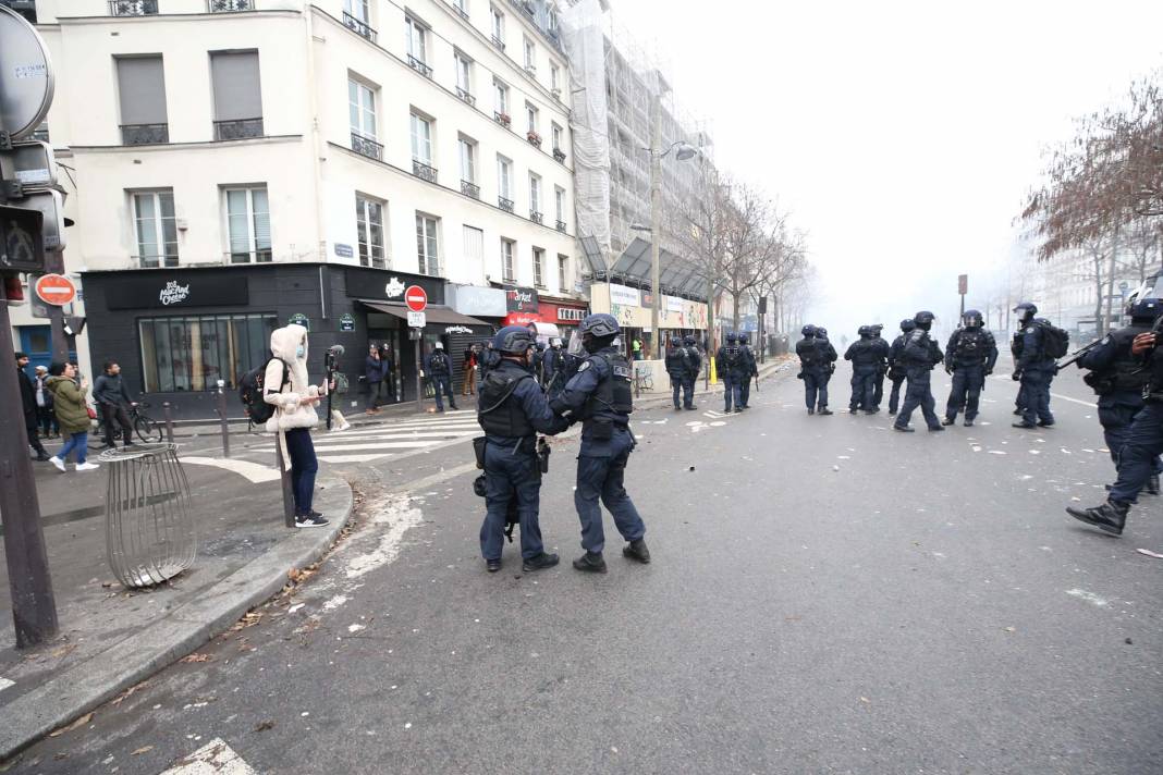 Fransa karıştı! Paris'te PKK destekçileri polisle çatıştı, ortalık savaş alanına döndü 18