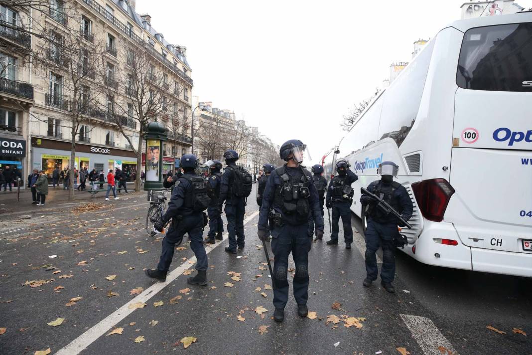 Fransa karıştı! Paris'te PKK destekçileri polisle çatıştı, ortalık savaş alanına döndü 19