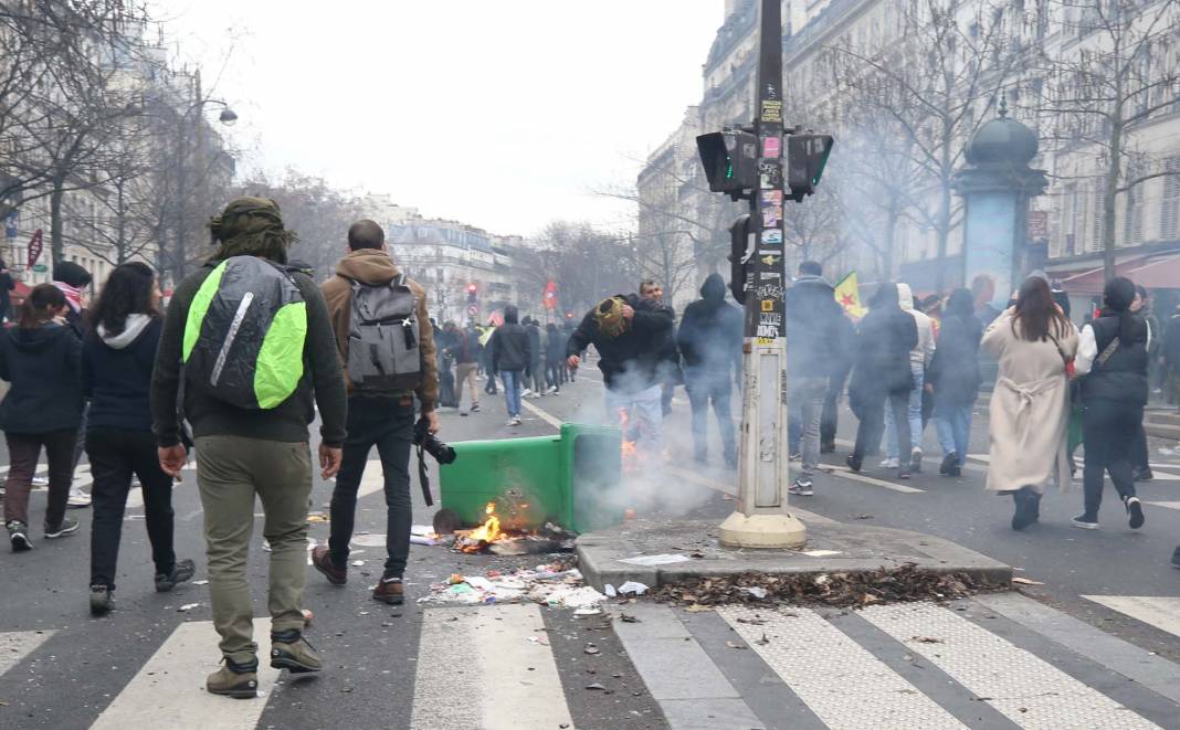 Fransa karıştı! Paris'te PKK destekçileri polisle çatıştı, ortalık savaş alanına döndü 2