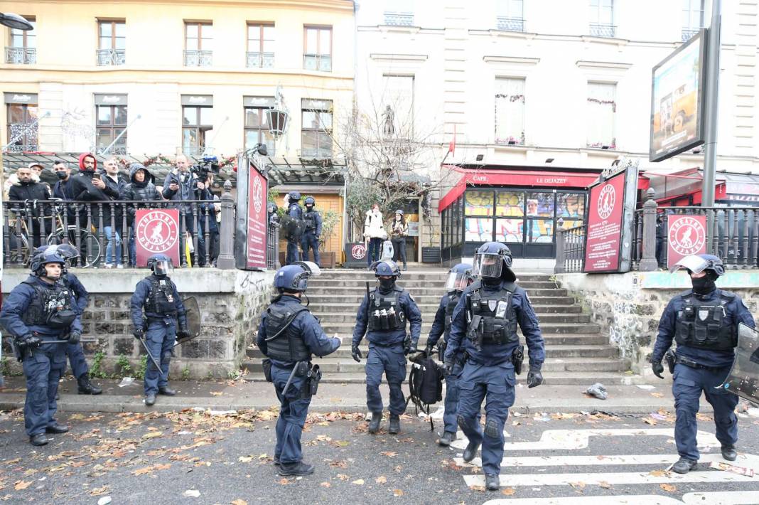 Fransa karıştı! Paris'te PKK destekçileri polisle çatıştı, ortalık savaş alanına döndü 20