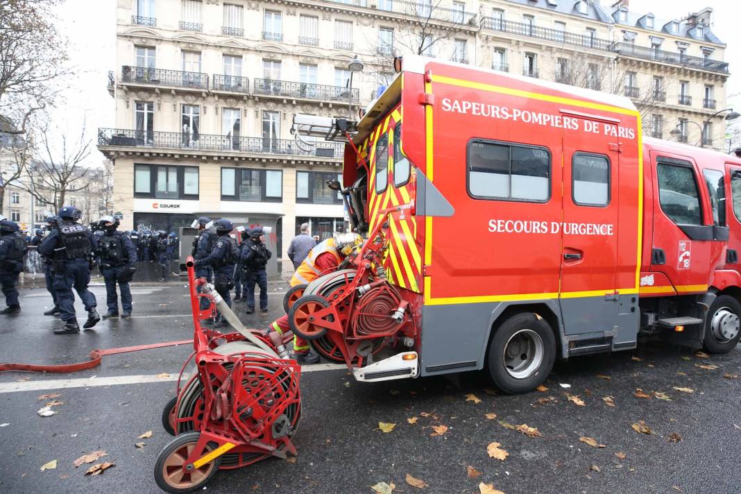 Fransa karıştı! Paris'te PKK destekçileri polisle çatıştı, ortalık savaş alanına döndü 21