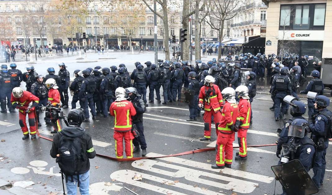 Fransa karıştı! Paris'te PKK destekçileri polisle çatıştı, ortalık savaş alanına döndü 22