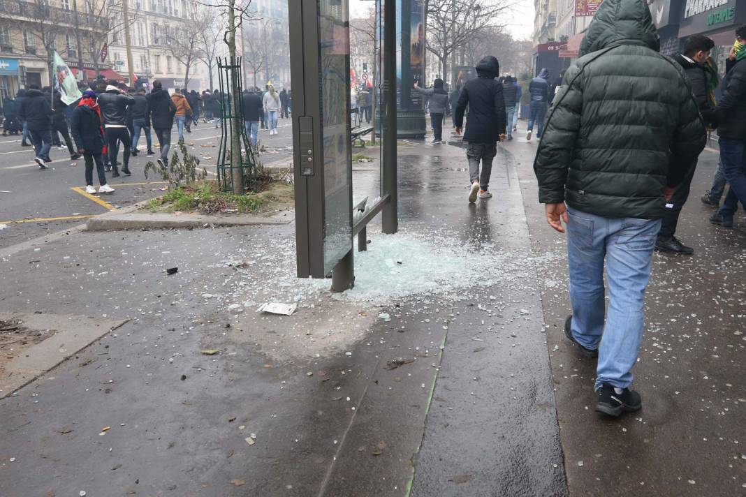 Fransa karıştı! Paris'te PKK destekçileri polisle çatıştı, ortalık savaş alanına döndü 3