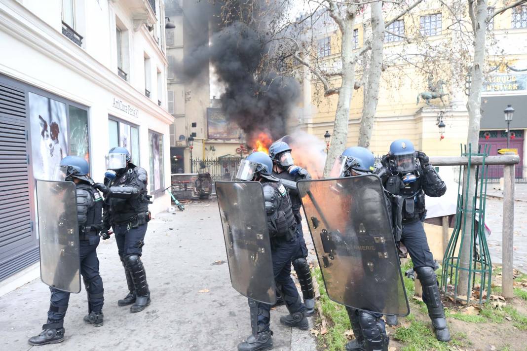 Fransa karıştı! Paris'te PKK destekçileri polisle çatıştı, ortalık savaş alanına döndü 4