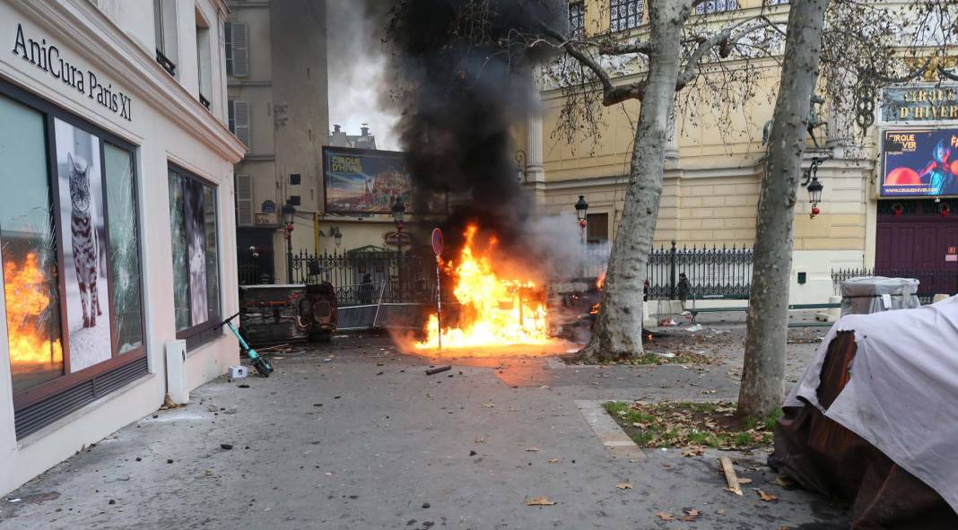 Fransa karıştı! Paris'te PKK destekçileri polisle çatıştı, ortalık savaş alanına döndü 5