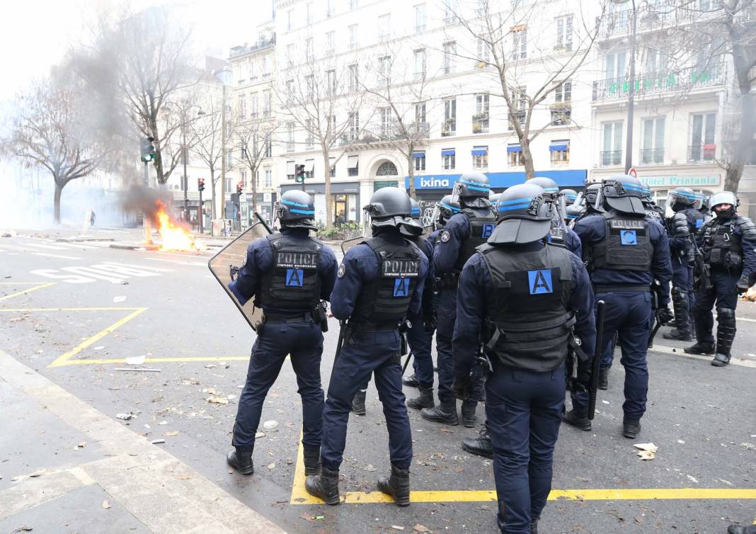 Fransa karıştı! Paris'te PKK destekçileri polisle çatıştı, ortalık savaş alanına döndü 6