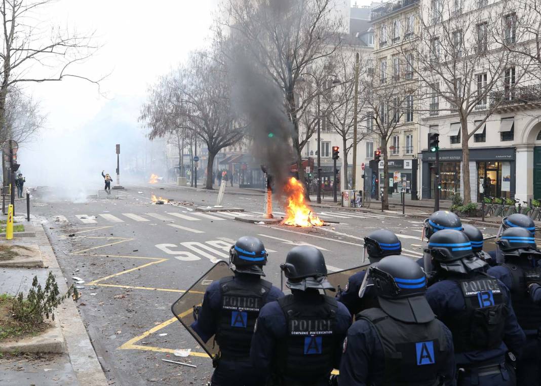 Fransa karıştı! Paris'te PKK destekçileri polisle çatıştı, ortalık savaş alanına döndü 7