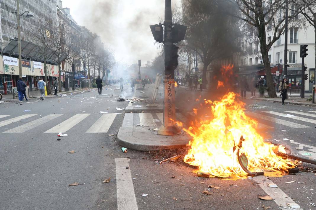 Fransa karıştı! Paris'te PKK destekçileri polisle çatıştı, ortalık savaş alanına döndü 8