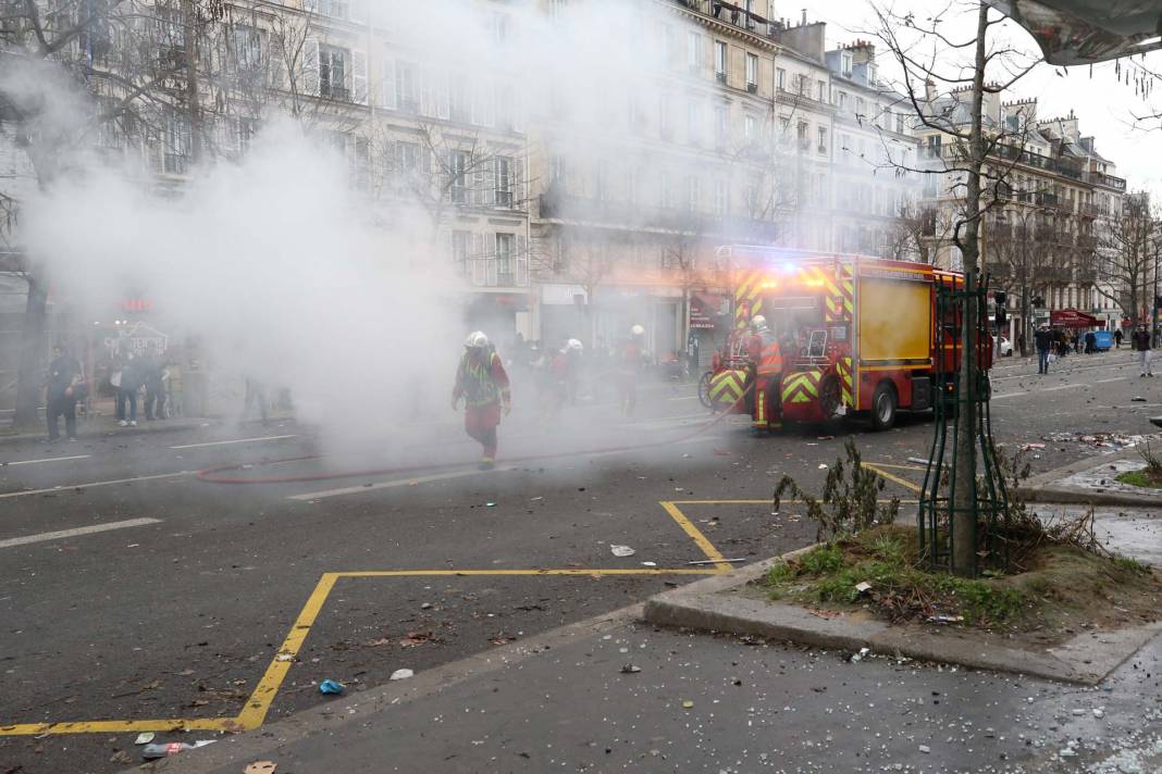 Fransa karıştı! Paris'te PKK destekçileri polisle çatıştı, ortalık savaş alanına döndü 9