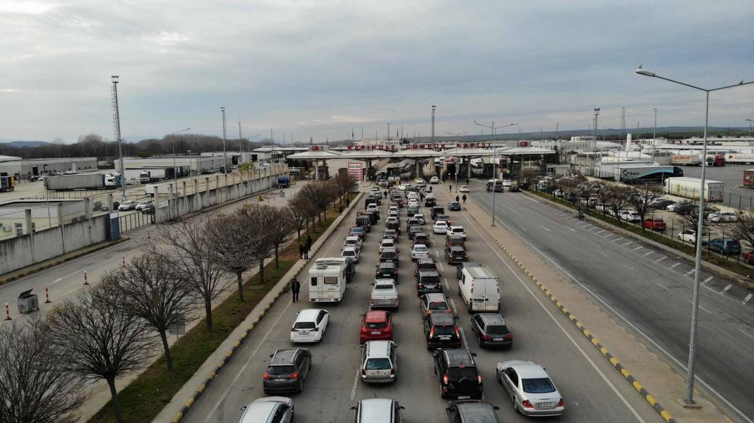 Bulgarlar Edirne'yi akın ediyor! Kapıkule Sınır Kapısı'ndaki araç kuyruğu uzadıkça uzadı 2