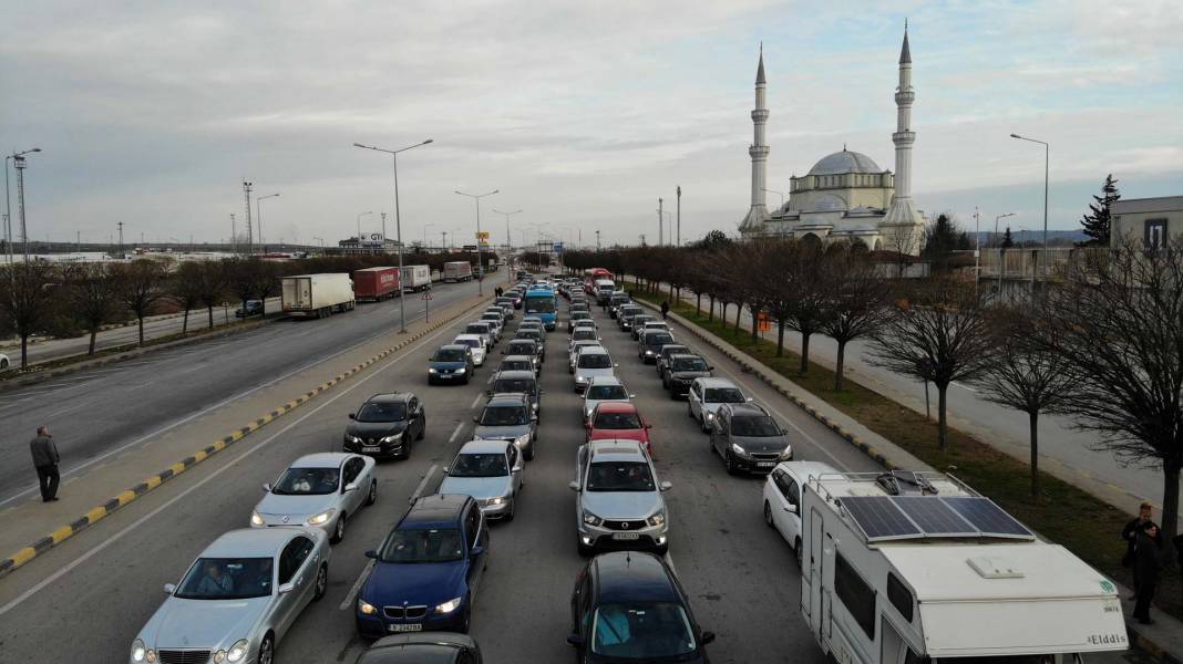 Bulgarlar Edirne'yi akın ediyor! Kapıkule Sınır Kapısı'ndaki araç kuyruğu uzadıkça uzadı 3