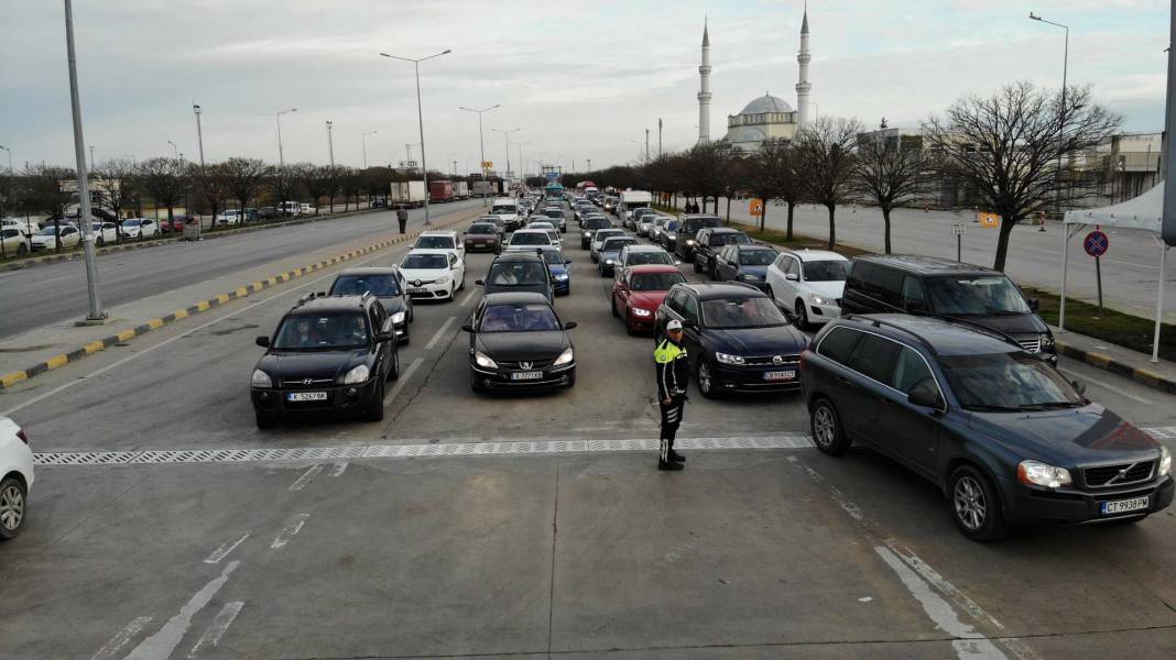 Bulgarlar Edirne'yi akın ediyor! Kapıkule Sınır Kapısı'ndaki araç kuyruğu uzadıkça uzadı 7