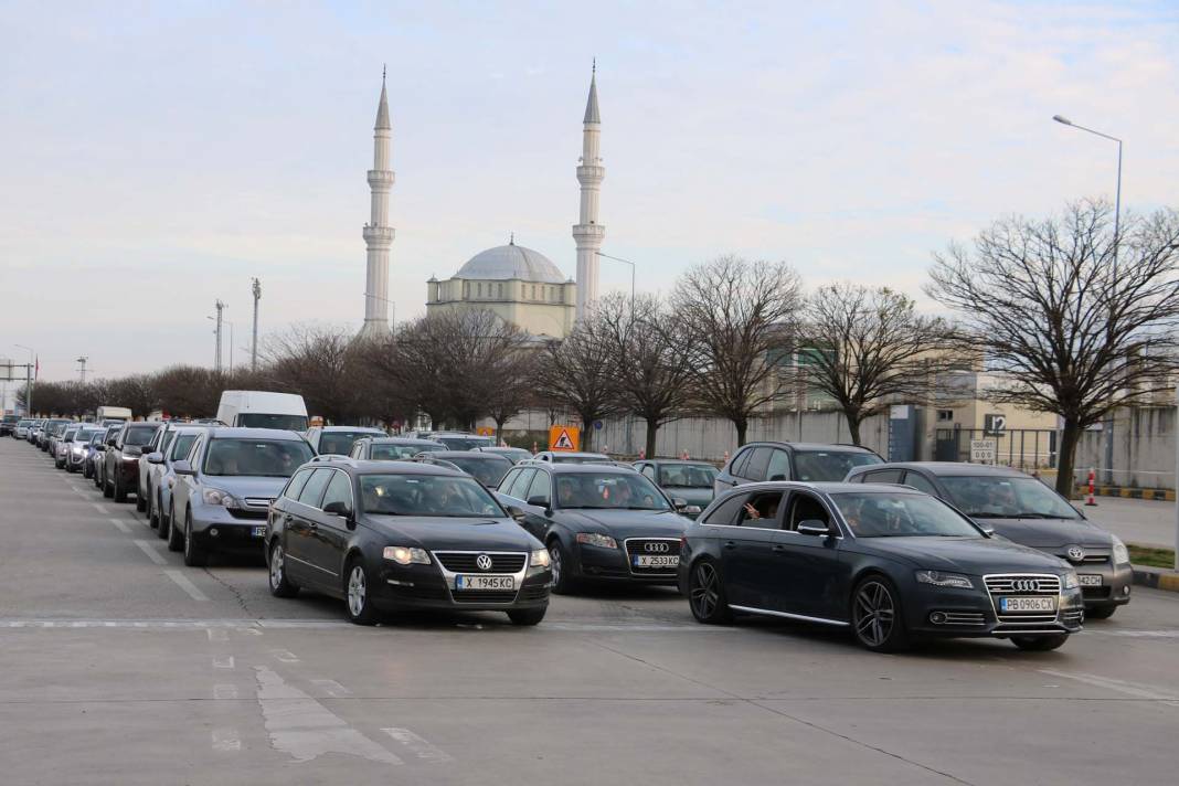 Bulgarlar Edirne'yi akın ediyor! Kapıkule Sınır Kapısı'ndaki araç kuyruğu uzadıkça uzadı 9