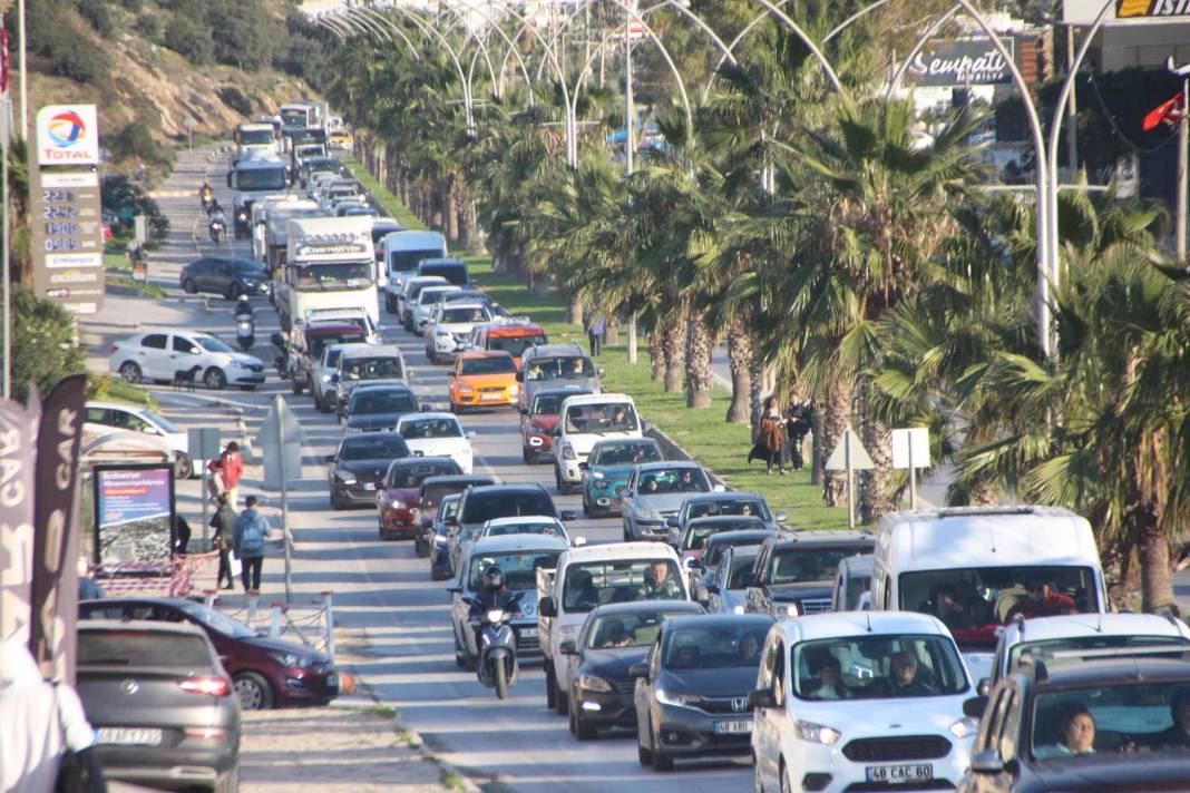 Muğla Bodrum'da yeni yıl yoğunluğu! Binlerce araç ilçeye geldi, denetimler sıklaştı 1