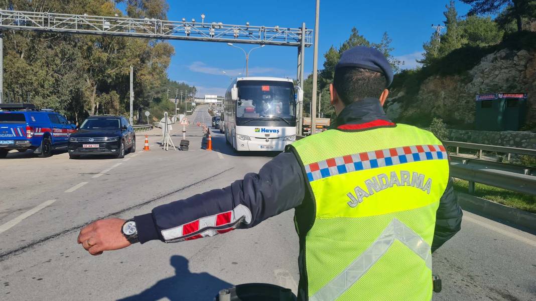 Muğla Bodrum'da yeni yıl yoğunluğu! Binlerce araç ilçeye geldi, denetimler sıklaştı 3