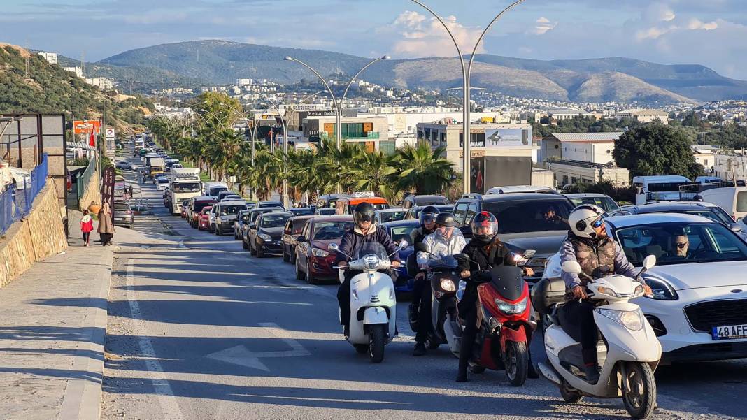 Muğla Bodrum'da yeni yıl yoğunluğu! Binlerce araç ilçeye geldi, denetimler sıklaştı 6