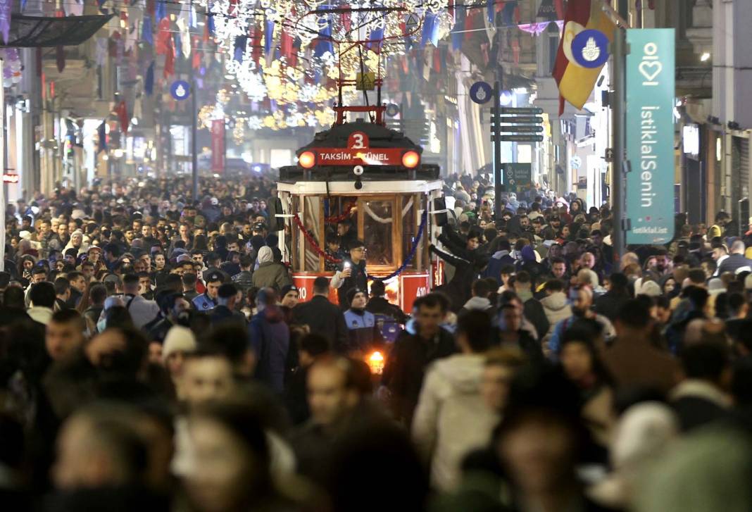 İstanbul Taksim'de yılbaşı yoğunluğu: İstiklal Caddesi dolup taştı 1