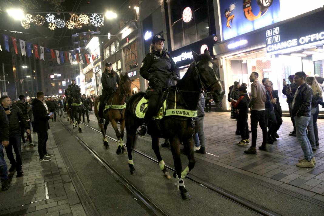 İstanbul Taksim'de yılbaşı yoğunluğu: İstiklal Caddesi dolup taştı 10