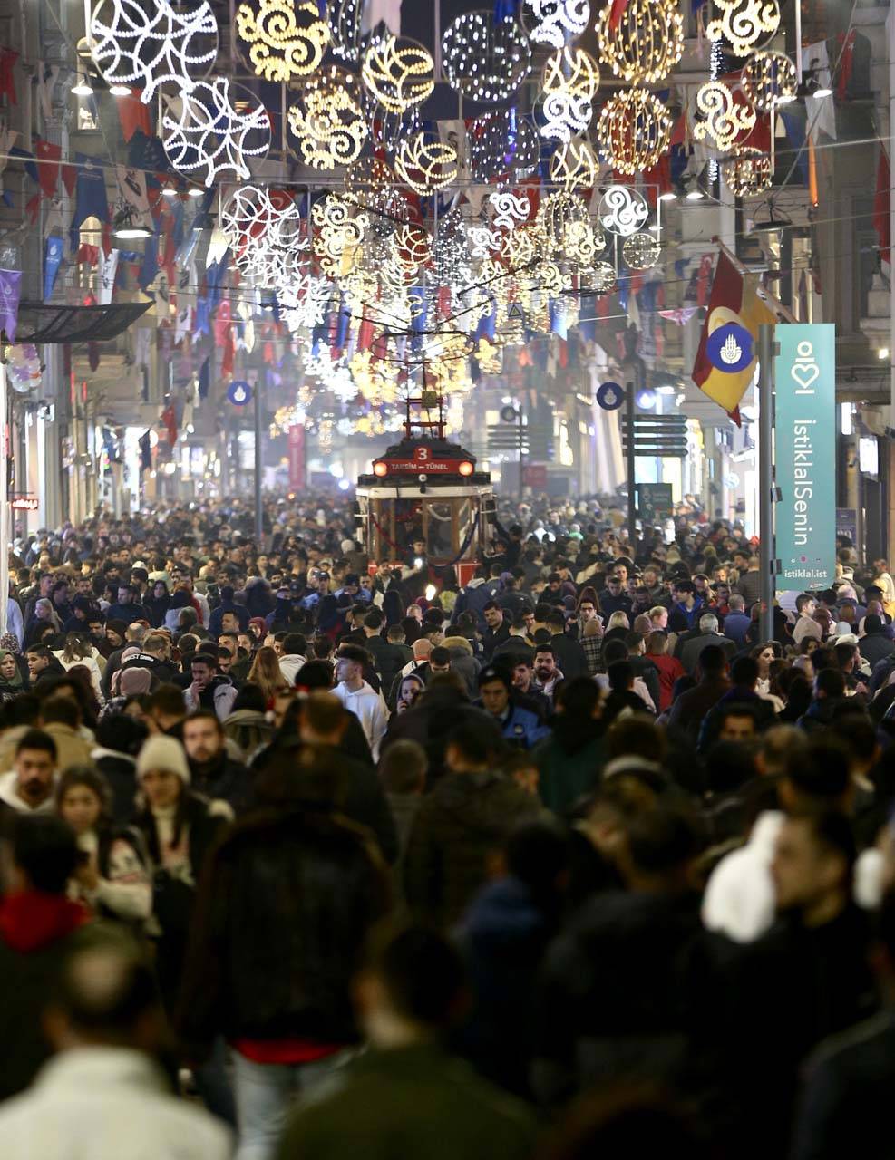 İstanbul Taksim'de yılbaşı yoğunluğu: İstiklal Caddesi dolup taştı 2