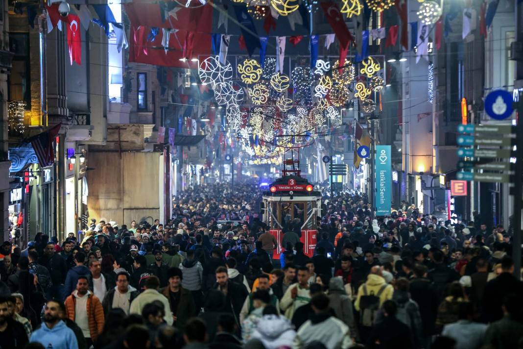 İstanbul Taksim'de yılbaşı yoğunluğu: İstiklal Caddesi dolup taştı 3