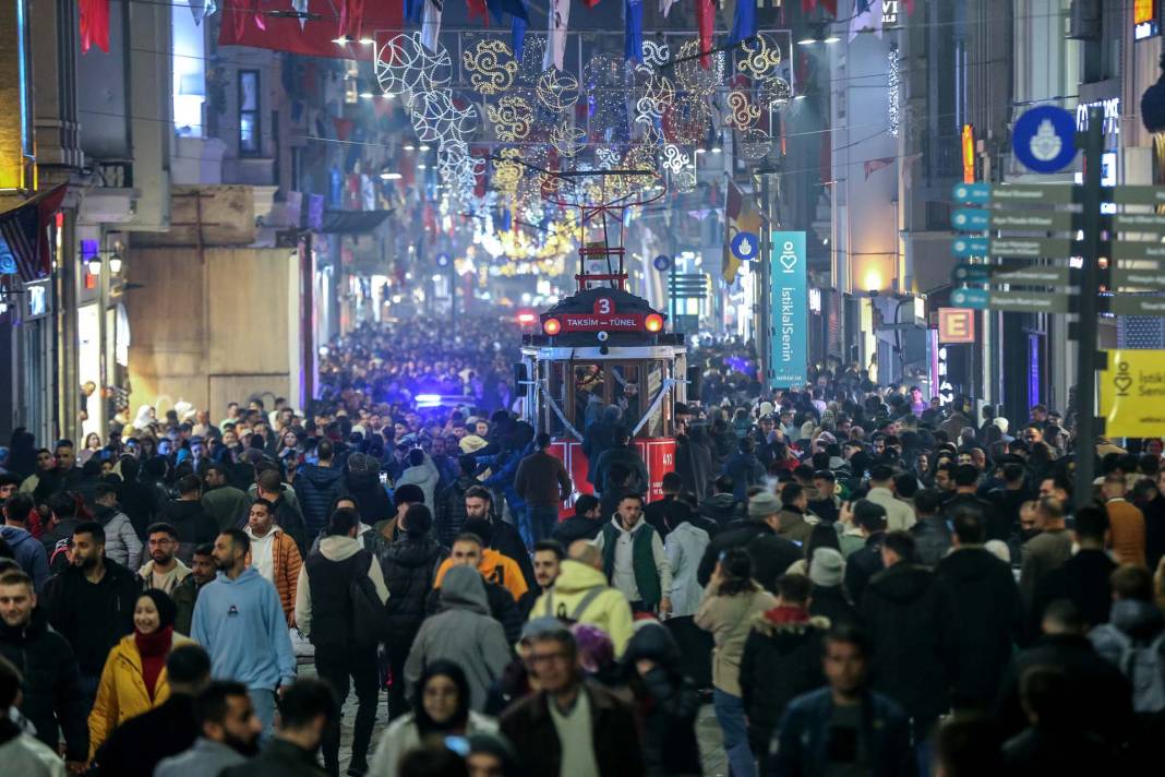 İstanbul Taksim'de yılbaşı yoğunluğu: İstiklal Caddesi dolup taştı 4