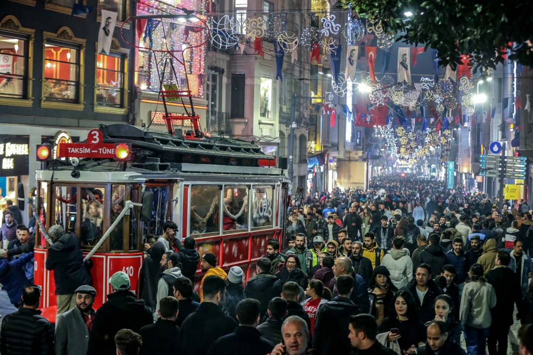 İstanbul Taksim'de yılbaşı yoğunluğu: İstiklal Caddesi dolup taştı 5