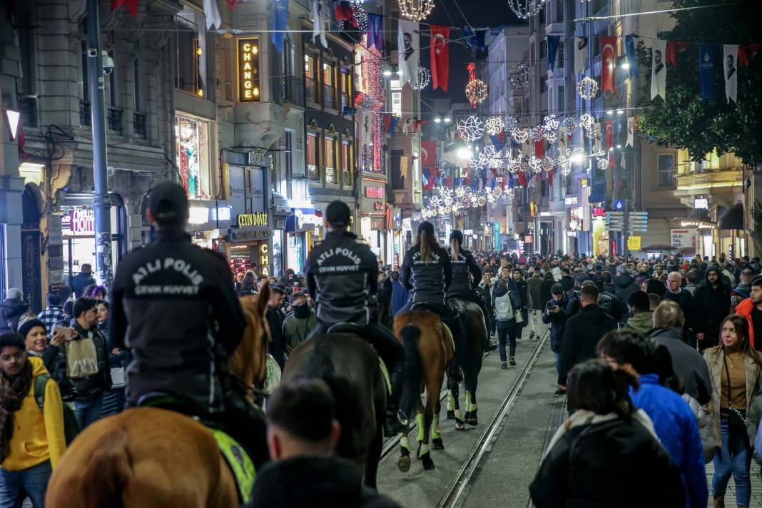 İstanbul Taksim'de yılbaşı yoğunluğu: İstiklal Caddesi dolup taştı 6