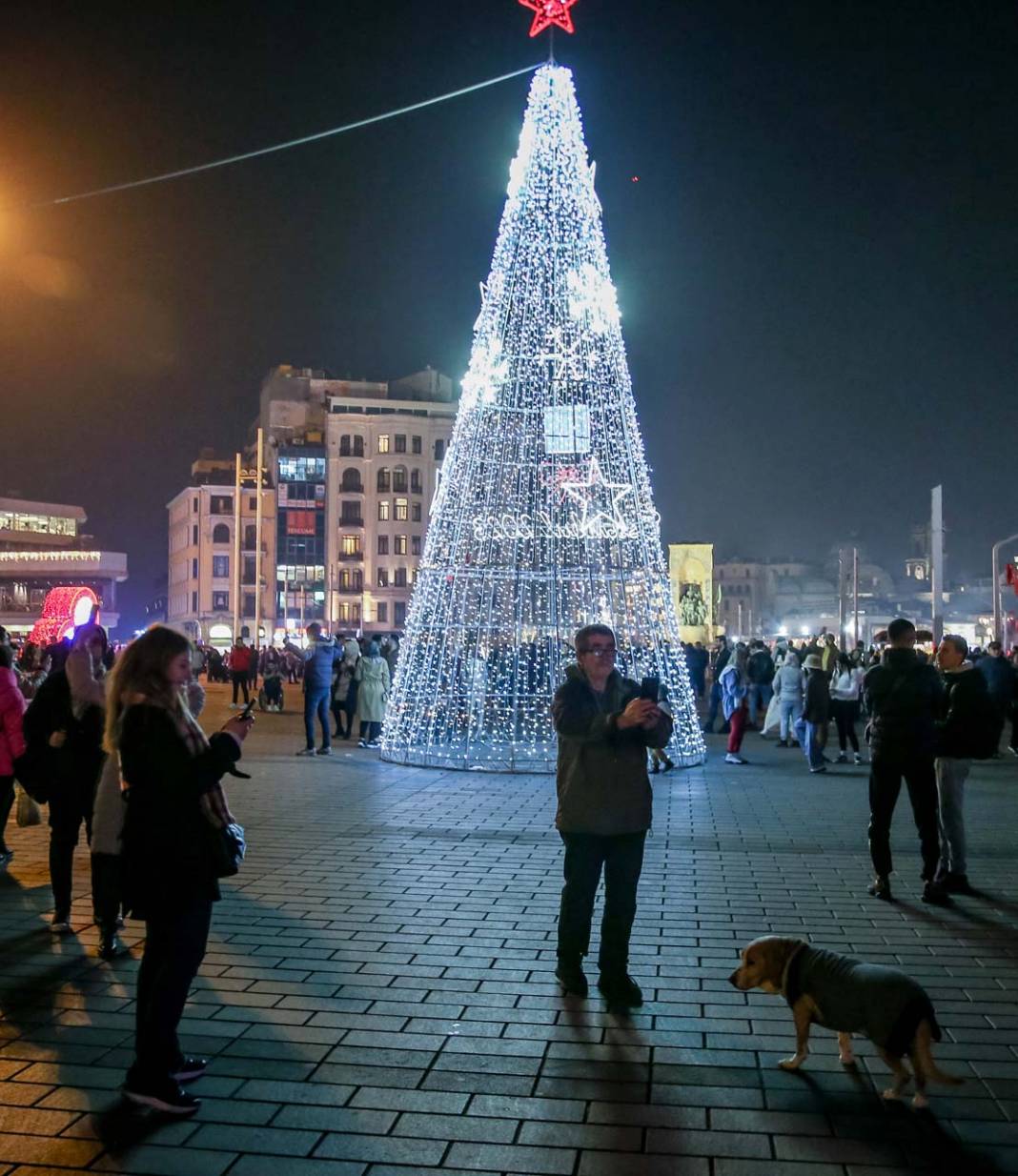 İstanbul Taksim'de yılbaşı yoğunluğu: İstiklal Caddesi dolup taştı 7