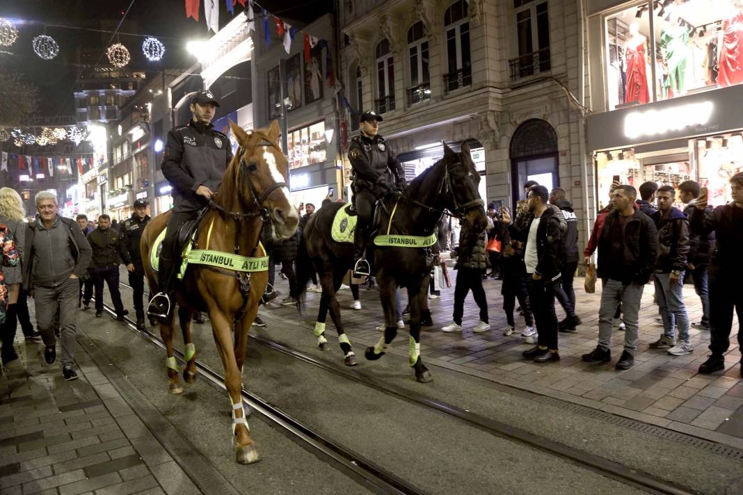 İstanbul Taksim'de yılbaşı yoğunluğu: İstiklal Caddesi dolup taştı 8