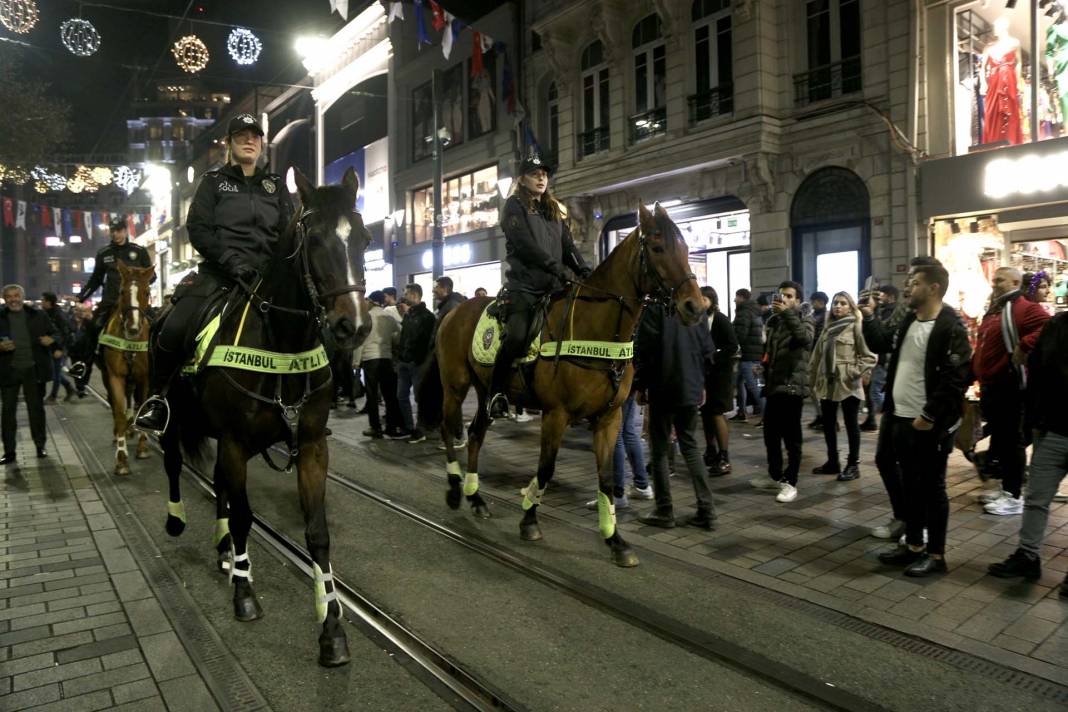 İstanbul Taksim'de yılbaşı yoğunluğu: İstiklal Caddesi dolup taştı 9