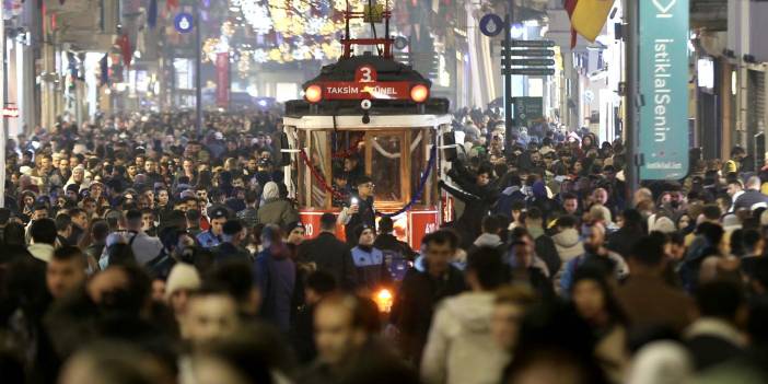 İstanbul Taksim'de yılbaşı yoğunluğu: İstiklal Caddesi dolup taştı