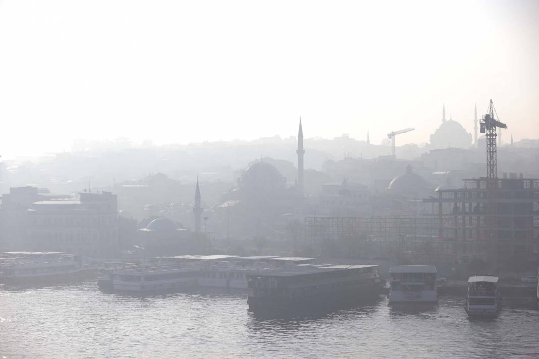 İstanbul'dan sis manzaraları! Fatih Sultan Mehmet Köprüsü yok oldu 16