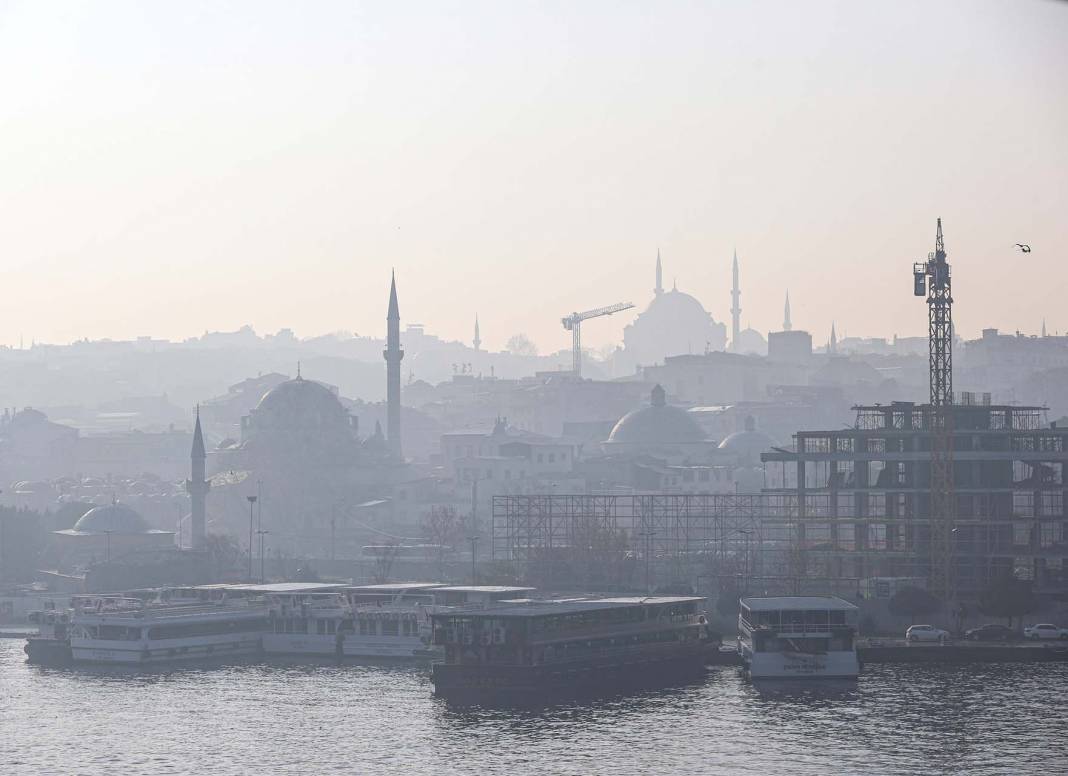 İstanbul'dan sis manzaraları! Fatih Sultan Mehmet Köprüsü yok oldu 18