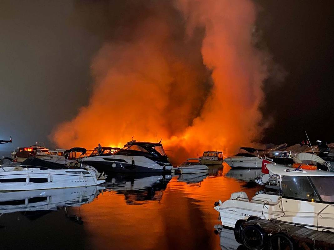 Kadıköy Caddebostan sahilinde korku dolu anlar: 6 yat alev alev yandı 1