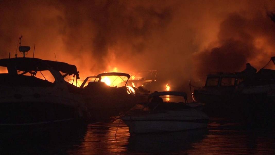 Kadıköy Caddebostan sahilinde korku dolu anlar: 6 yat alev alev yandı 3