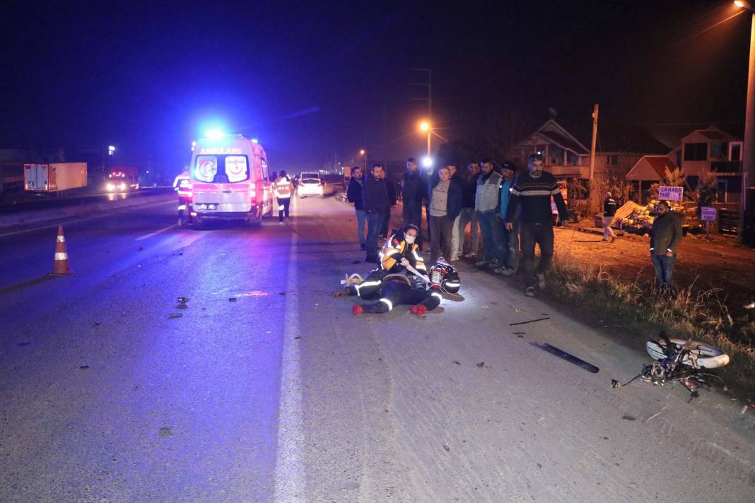 Sakarya'nın Erenler ilçesinde feci kaza! Hafif ticari araçla motosiklet çarpıştı: 1 ölü,1 yaralı 3