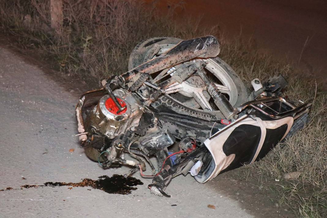 Sakarya'nın Erenler ilçesinde feci kaza! Hafif ticari araçla motosiklet çarpıştı: 1 ölü,1 yaralı 4