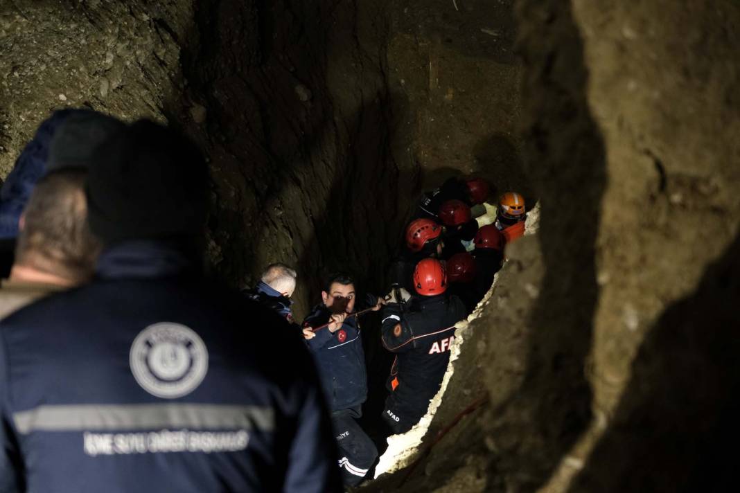 Manisa'da 50 metrelik kuyuya düşen baba ve oğuldan acı haber! Annenin sözleri yürekleri dağladı: " Yaşıyor mu?" 7