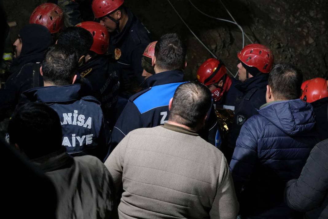 Manisa'da 50 metrelik kuyuya düşen baba ve oğuldan acı haber! Annenin sözleri yürekleri dağladı: " Yaşıyor mu?" 8