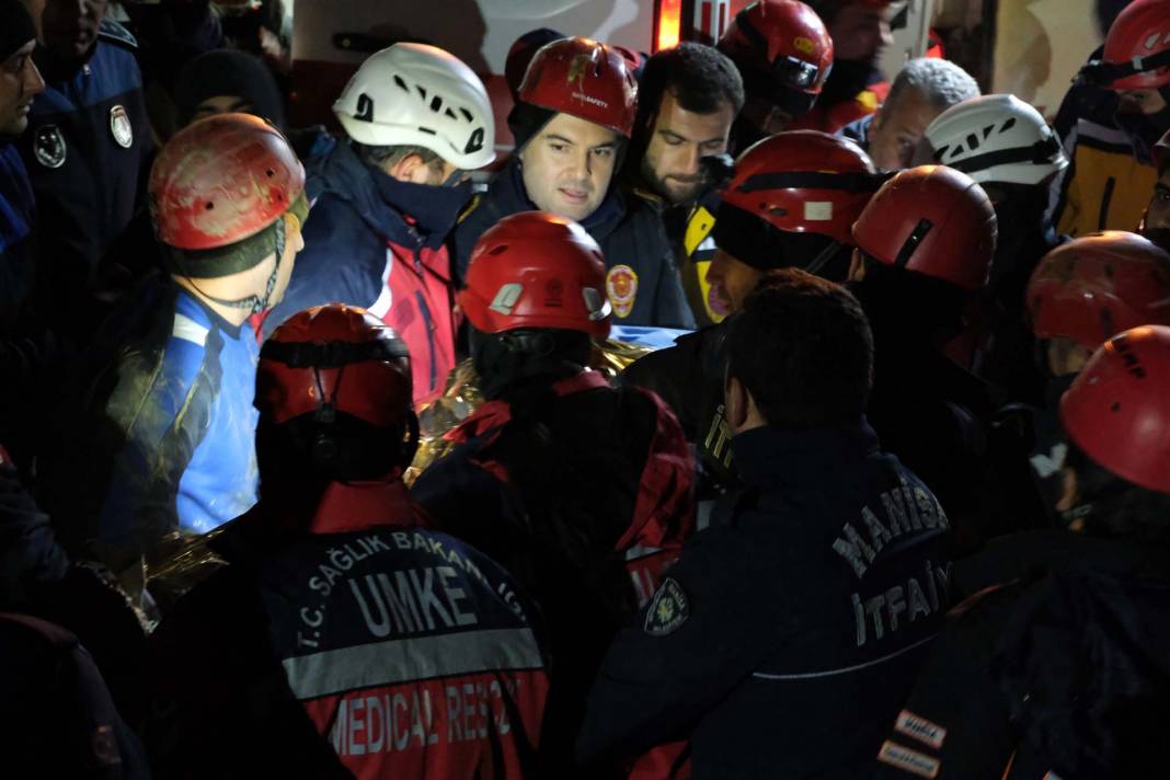 Manisa'da 50 metrelik kuyuya düşen baba ve oğuldan acı haber! Annenin sözleri yürekleri dağladı: " Yaşıyor mu?" 9