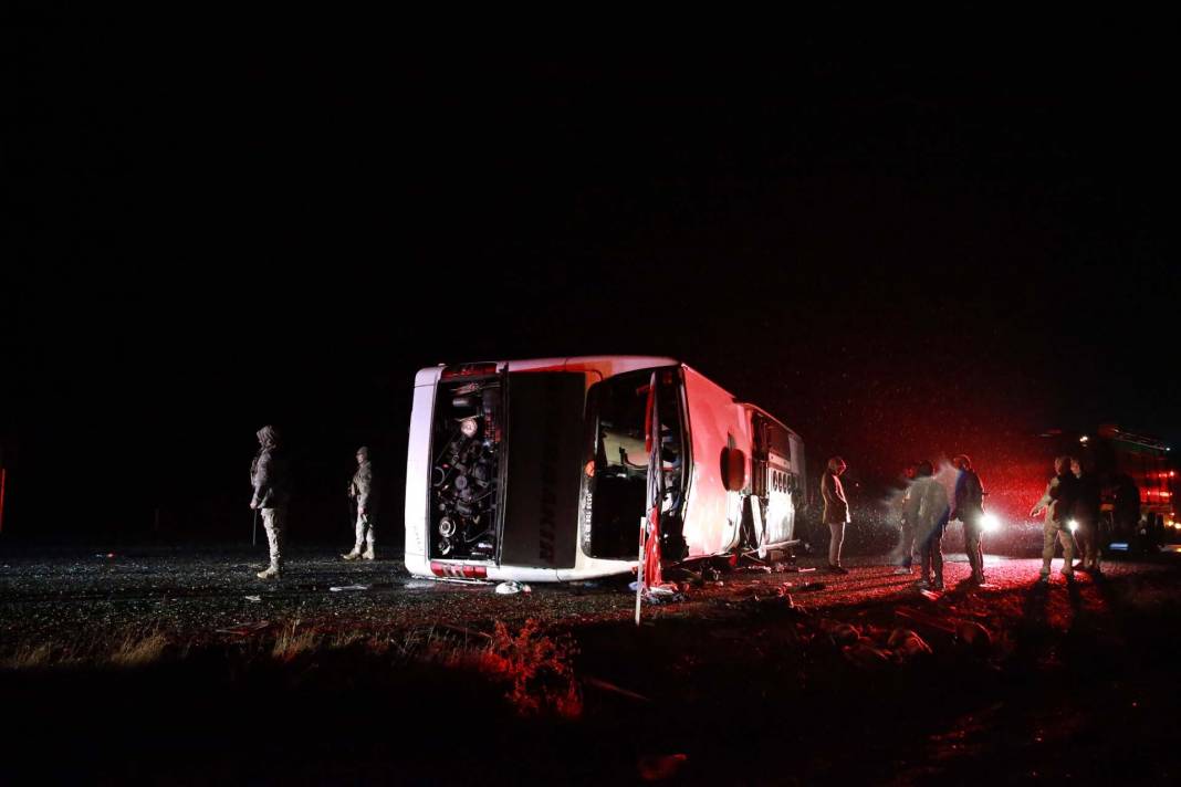 Diyarbakır Silvan'da can pazarı! Yolcu otobüsü devrildi: Ölüler ve yaralılar var 1