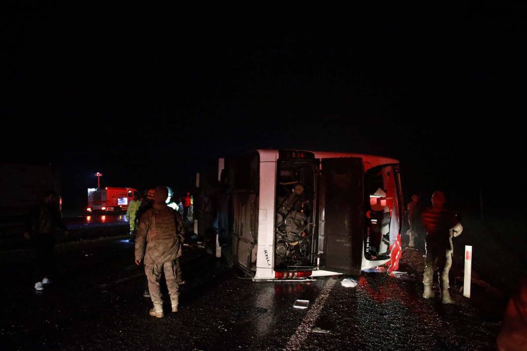 Diyarbakır Silvan'da can pazarı! Yolcu otobüsü devrildi: Ölüler ve yaralılar var 2