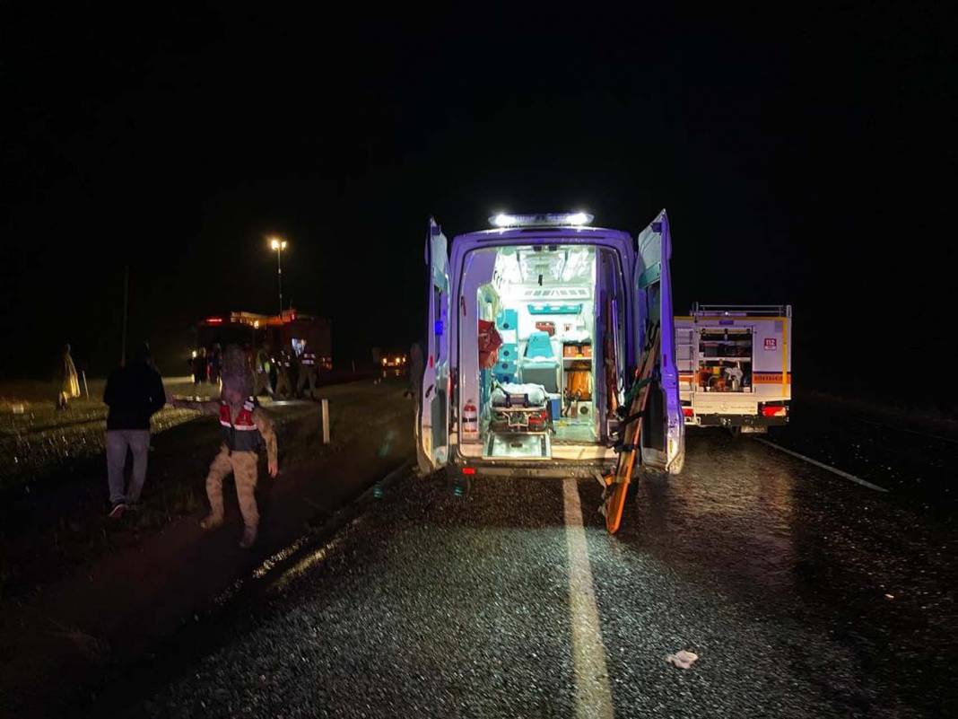 Diyarbakır Silvan'da can pazarı! Yolcu otobüsü devrildi: Ölüler ve yaralılar var 9