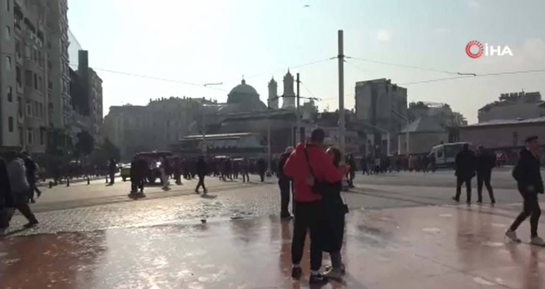 İğne atsanız yere düşmez! İstanbullular Taksim Meydanı ve İstiklal Caddesi'ne akın etti! 1