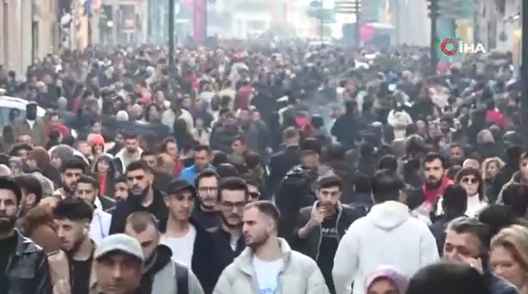 İğne atsanız yere düşmez! İstanbullular Taksim Meydanı ve İstiklal Caddesi'ne akın etti! 2