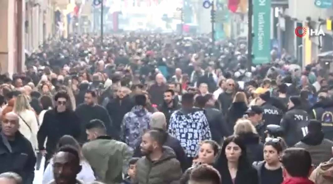 İğne atsanız yere düşmez! İstanbullular Taksim Meydanı ve İstiklal Caddesi'ne akın etti! 3