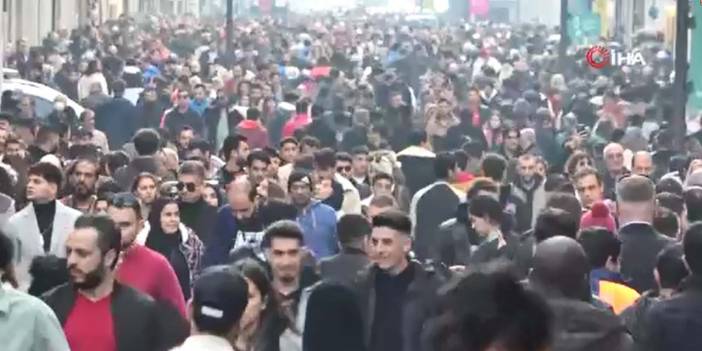 İğne atsanız yere düşmez! İstanbullular Taksim Meydanı ve İstiklal Caddesi'ne akın etti!