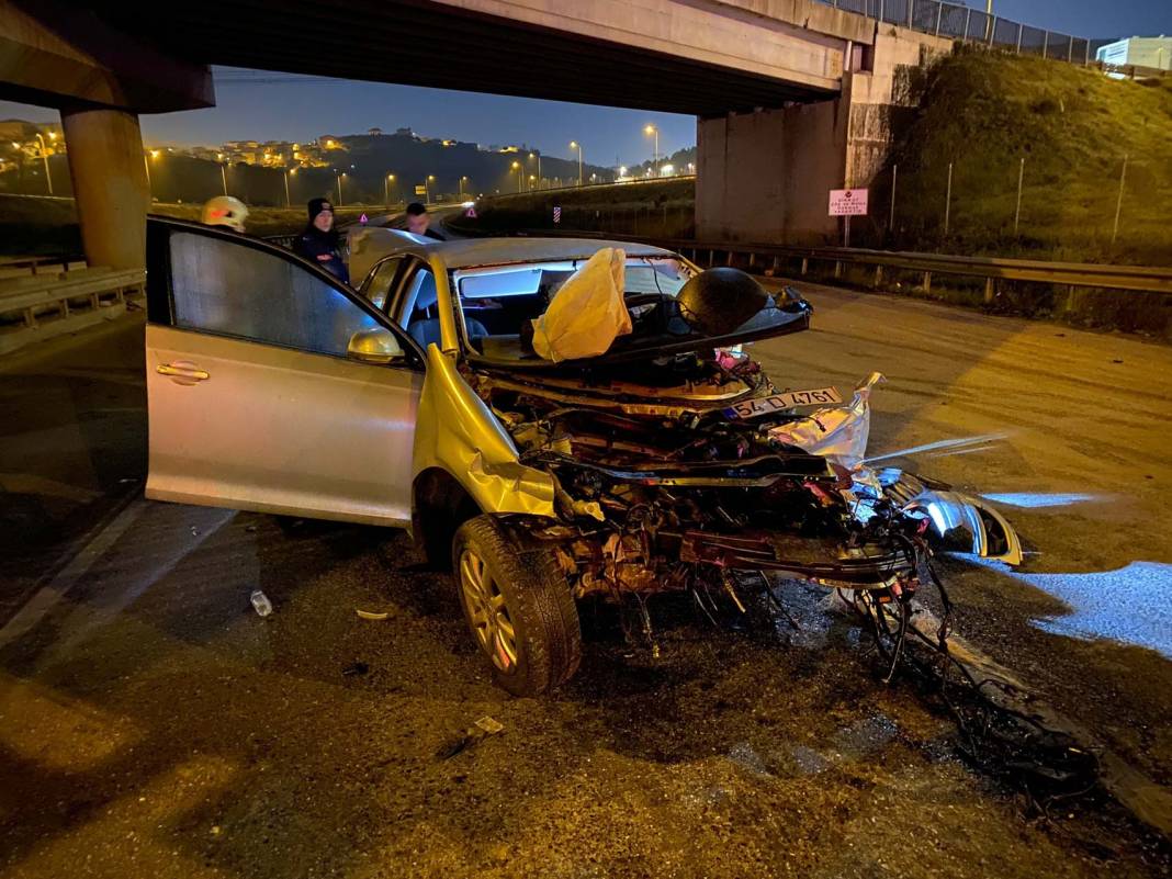 İstanbul Çekmeköy'de feci kaza! Otomobil bariyere çarptı, motoru yola fırladı: Ağır yaralılar var 1